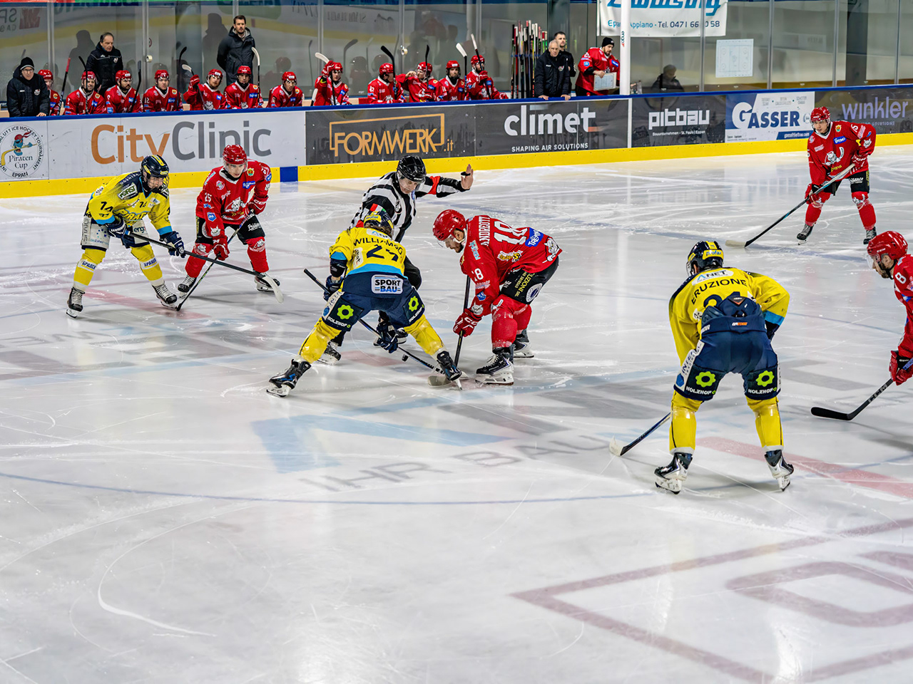 HC Eppan ice hockey face-off photographed by Jan Marc Zublasing