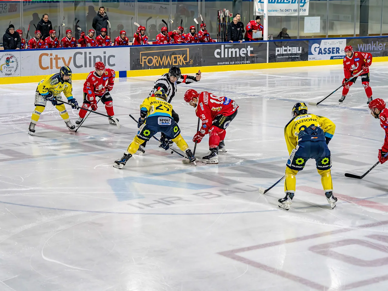 HC Eppan ice hockey face-off photographed by Jan Marc Zublasing